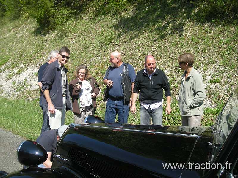 2011_CVAAM_35ans_1_Depart (19).JPG - 35 Ans du CVAAM, sortie dans le Doubs et le Jura, du 26 Avril au 1er Mai 2011, en route vers le Monastère du Val de la Consolation, crevaison